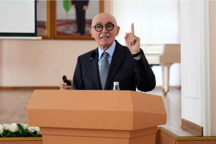 Nazir m&uuml;avini gələcəyin dəniz&ccedil;iləri ilə g&ouml;r&uuml;ş&uuml;b
