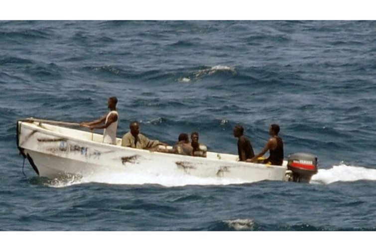 Somali yaxınlığında tanker ş&uuml;bhəli yaxınlaşmanı uzaqlaşdırmaq &uuml;&ccedil;&uuml;n xəbərdarlıq atəşi a&ccedil;ıb