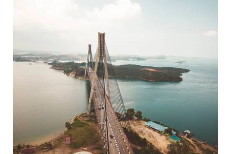 Batam sahillərində konteyner gəmisi batıb