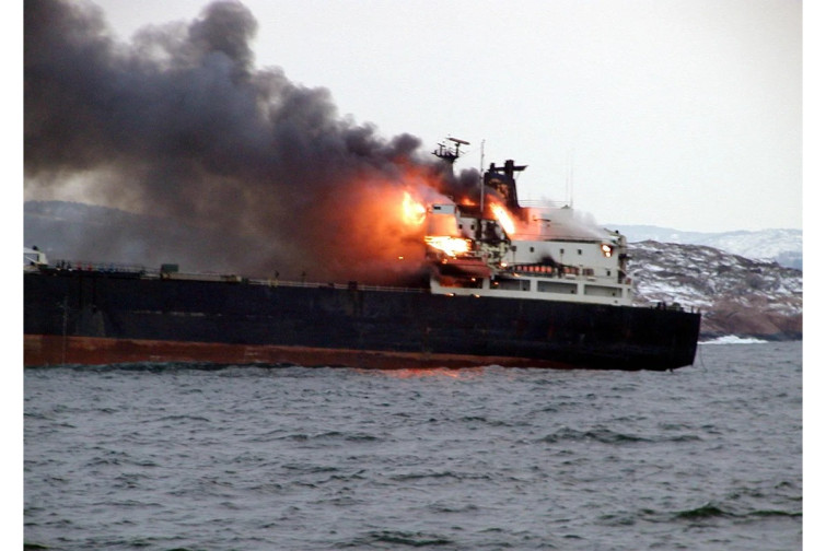 Norve&ccedil; sahillərində k&uuml;k&uuml;rd turşusu daşıyan tanker yanıb