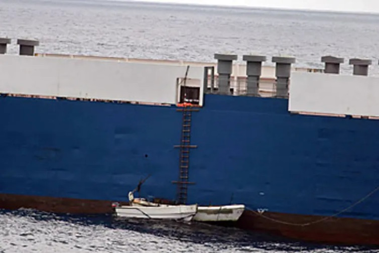 Somali piratları y&uuml;k gəmisini ələ ke&ccedil;iriblər