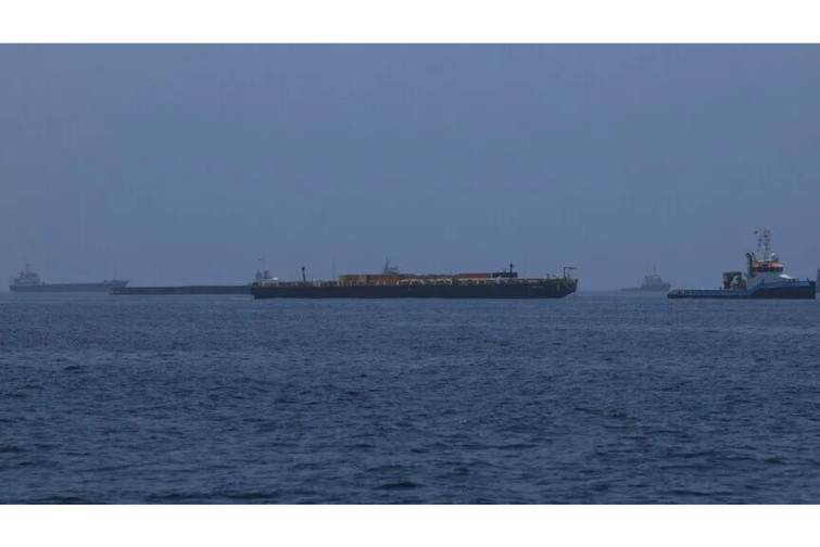H&ouml;rm&uuml;z boğazında tanker naməlum mərmi ilə vurulub