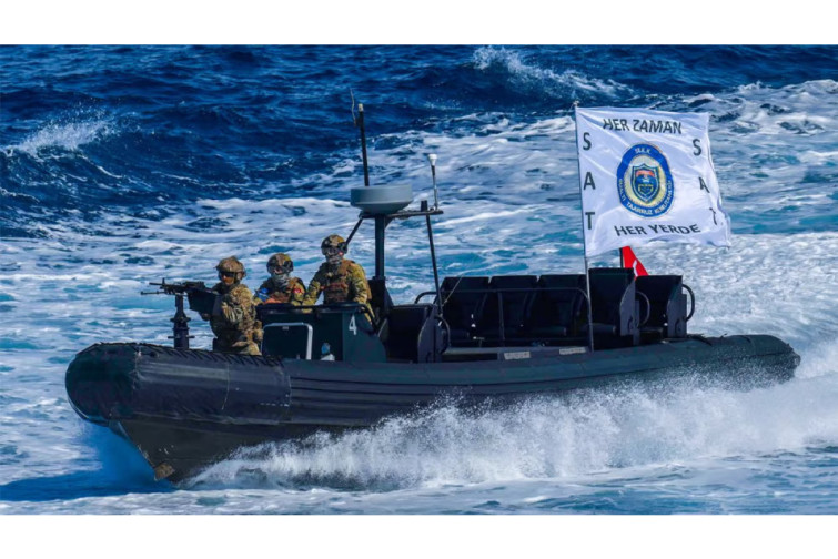 T&uuml;rkiyə komandoları y&uuml;k gəmisini piratlardan geri alıb