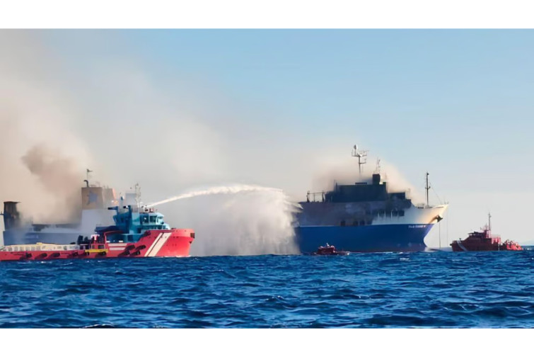 &ldquo;Blue Carrier 2&rdquo; gəmisində yanğın hələ də davam edir